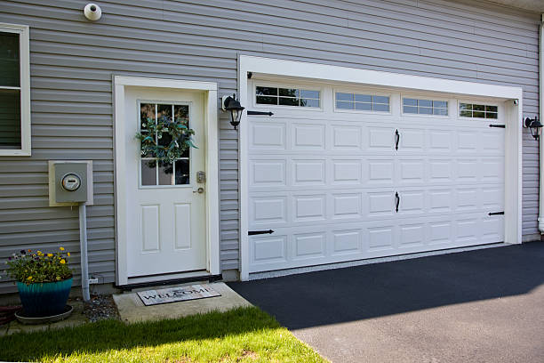 24/7 Emergency Garage Door Panel Replacement experts in Roselawn, IN